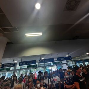 OPSADNO STANJE NA AERODROMU U TIVTU: Detaljno se pregleda 90 putnika iz SRBIJE!