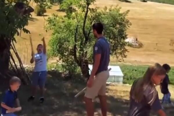 ĐOKOVIĆ SE IGRAO SA DECOM NA LIVADI, A ONDA SE DESILO NEŠTO NEOČEKIVANO: Noleta zaboleo stomak od smeha