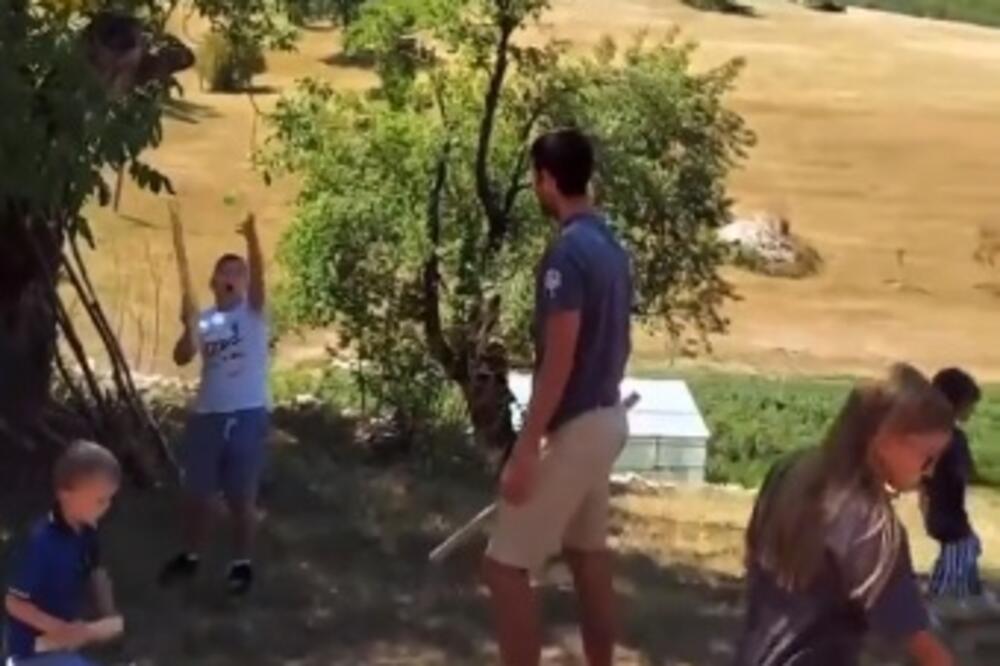 ĐOKOVIĆ SE IGRAO SA DECOM NA LIVADI, A ONDA SE DESILO NEŠTO NEOČEKIVANO: Noleta zaboleo stomak od smeha