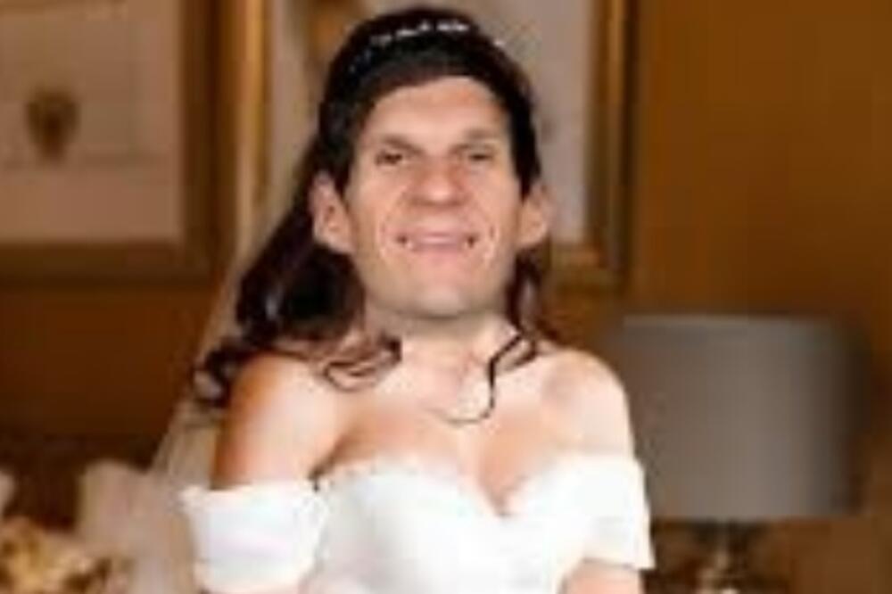 FOTKA BOBIJA MARJANOVIĆA U VENČANICI PREPLAVILA DRUŠTVENE MREŽE: Razlog je stara romansa! (FOTO)