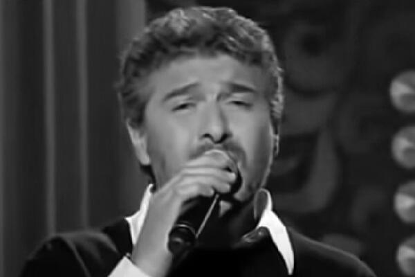 UPRAVO JE SAOPŠTENO: Umro POZNATI PEVAČ u 60. godini, TUGA