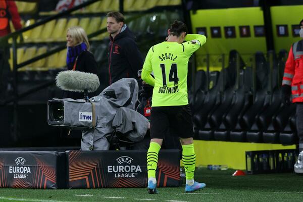 HOROR! Fudbaler Borusije ŠUTIRAO trudnu devojku? Skandal u Nemačkoj