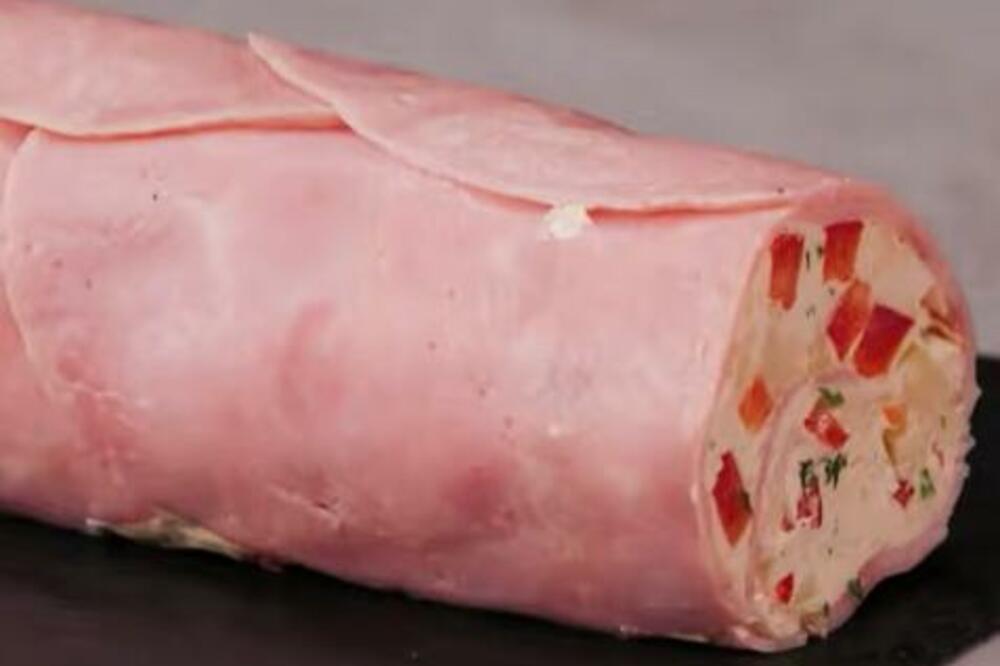 SRBI POLUDELI ZA SLANIM ROLATOM: Fil od ŠUNKE i KREM SIRA se topi, a nema PALJENJA RERNE (RECEPT)