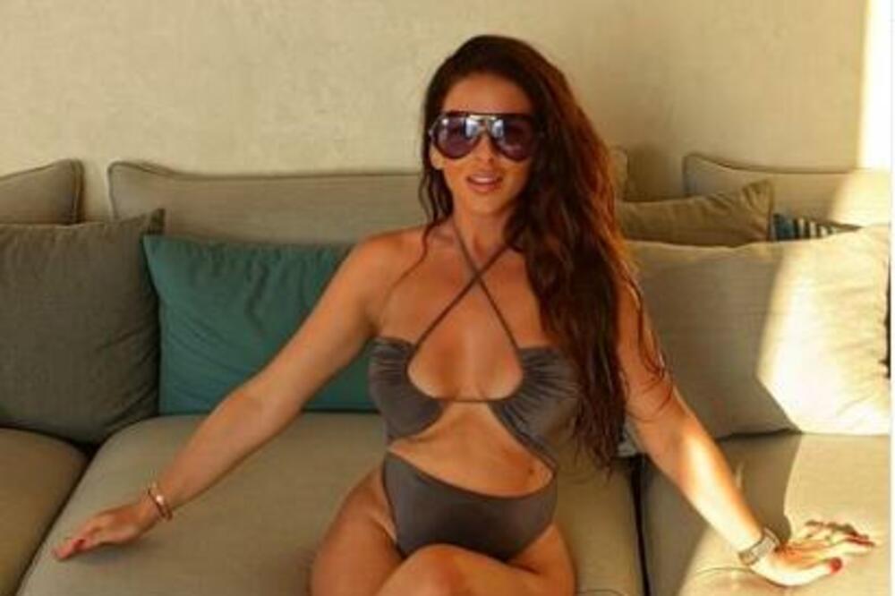 VRELI KADROVI ANE SEVIĆ: Skinula se i zapalila crnogorsko primorje! (FOTO)