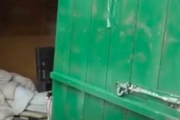 OTAC I SIN 40 GODINA ČUVALI JEZIVU TAJNU: Policija zakucala na vrata njihove ŠUPE, ostali su ŠOKIRANI (VIDEO)