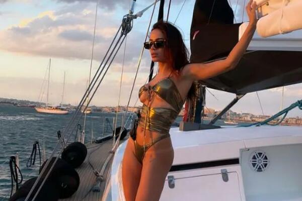 PEVAČICA POSLE TETOVIRANJA A*USA OPET ŠOKIRALA: Ono što je uradila sa svojom VA*INOM zaprepastilo ginekologe!