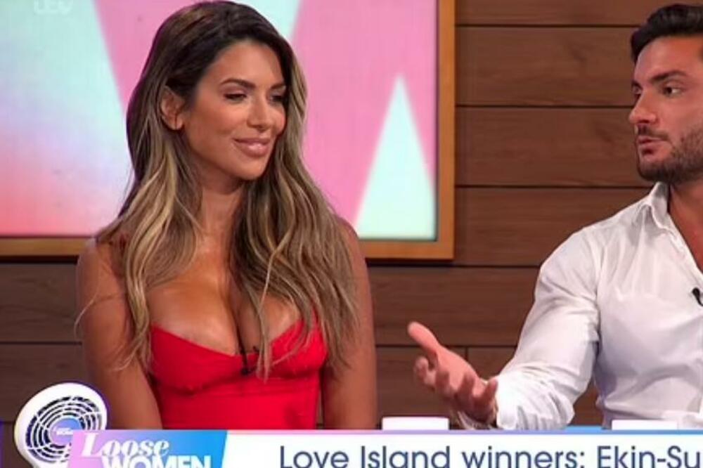 SRAMOTA U PROGRAMU UŽIVO, GLEDAOCI OSTALI FRAPIRANI: Poznatoj dami IZLETALE GRUDI NAPOLJE, OVO ĆE ODJEKNUTI, AUU!