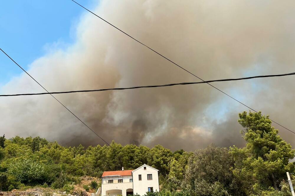 VATRENA STIHIJA NA DALMACIJI SE NE SMIRUJE: Vatrogasci odbranili objekte, ali još uvek NIJE BEZBEDNO!
