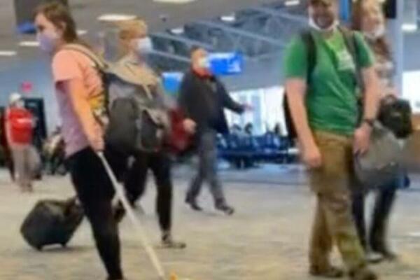 ŠOK PRIZOR NA AERODROMU! Žena je VUKLA OVO po podu, ljudi gledali sa nevericom (VIDEO)