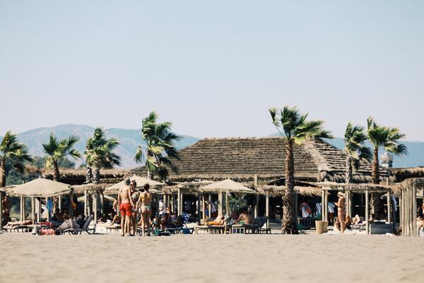 NA ADI BOJANI NAPLAĆUJU I MAJONEZ! Cene veće nego u Kotoru, a turisti se SVAKAKO POMAMILI
