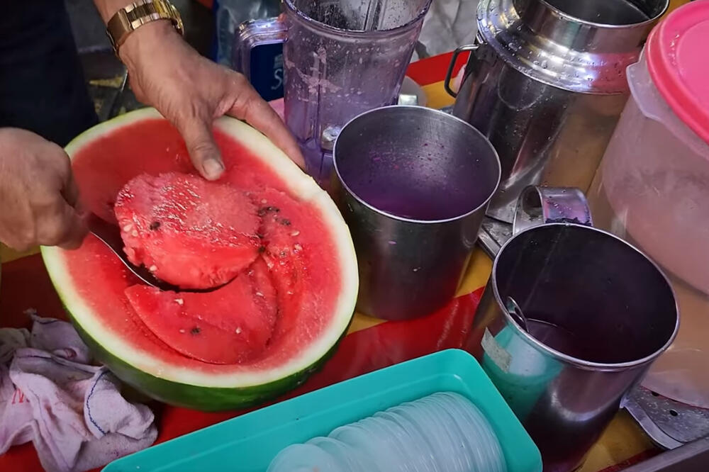 NA TEZGI OVO RADI SA LUBENICOM, NAROD NE MOŽE DA VERUJE: Gledaju bez treptanja, ŠOK! (VIDEO)