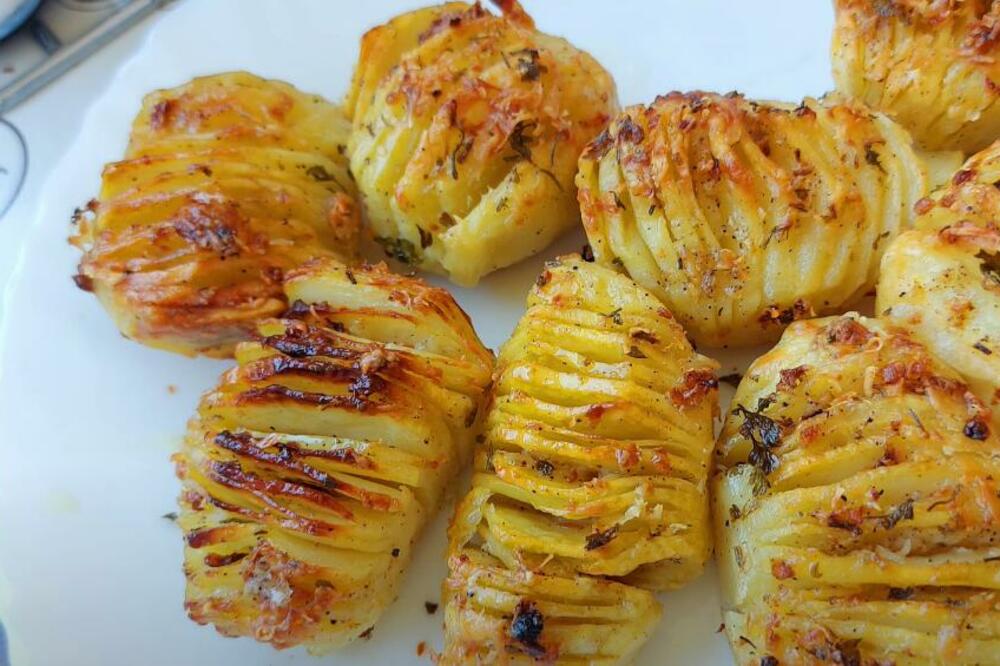 KROMPIR PEČEN NA ŠVEDSKI NAČIN ĆE VAS ZALUDETI: Ukus je skroz drugačiji ali čista PERVERZIJA! (RECEPT)