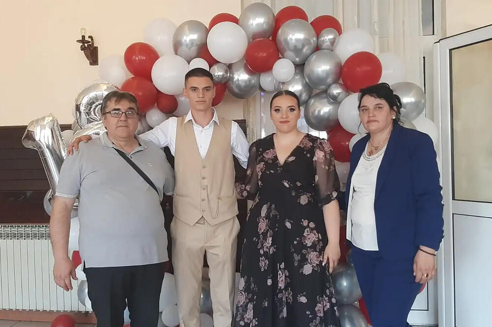 ŽIVKOVIĆI IZ TOPOLE POKAZALI DA LJUDSKOST POSTOJI: Sinu napravili proslavu, pa POKLONE dali u HUMANITARNE SVRHE