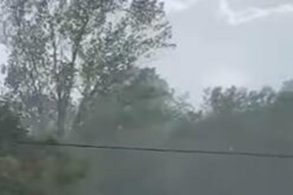 STRADALO I PROKUPLJE! Bujica vode teče niz ulice, od GRADA sve zabelelo (VIDEO)