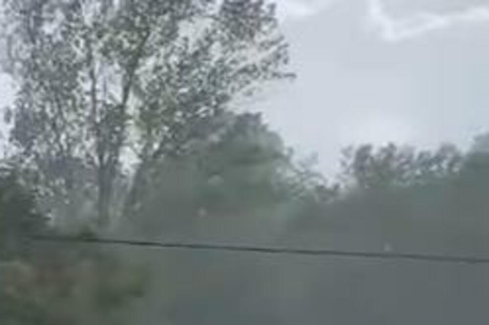 STRADALO I PROKUPLJE! Bujica vode teče niz ulice, od GRADA sve zabelelo (VIDEO)