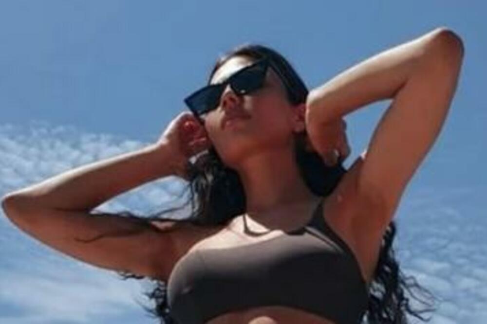 DEVOJKA MILOŠA BIKOVIĆA POKAZALA GOLU ZADNJICU! Okrenula leđa i dovela do LUDILA (FOTO)