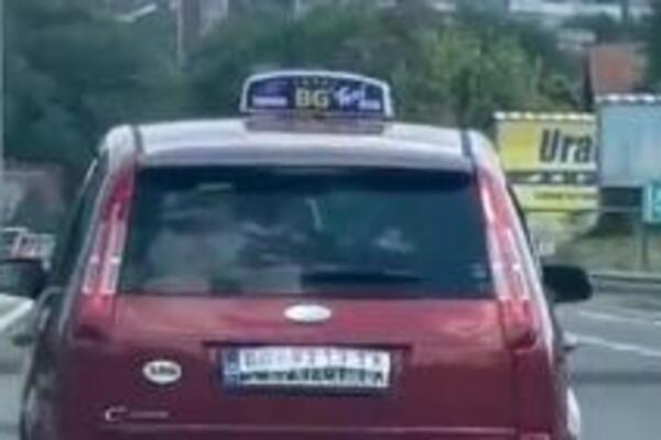 HIT SNIMAK TAKSIJA UZBUNIO POLICIJU! Pogledajte ŠTA je zalepio za TABLICE, pa OVO nema NIGDE!(VIDEO)