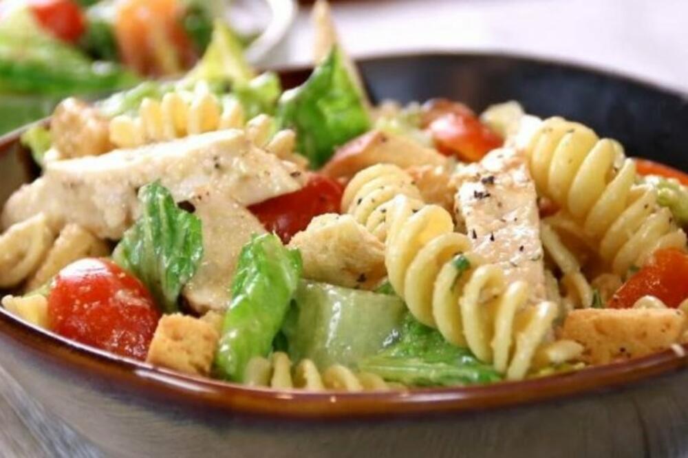 IDEALAN LETNJI OBROK: Salata sa testeninom i tunjevinom, LAKO se pravi i ZASITIĆE VAS! (RECEPT)