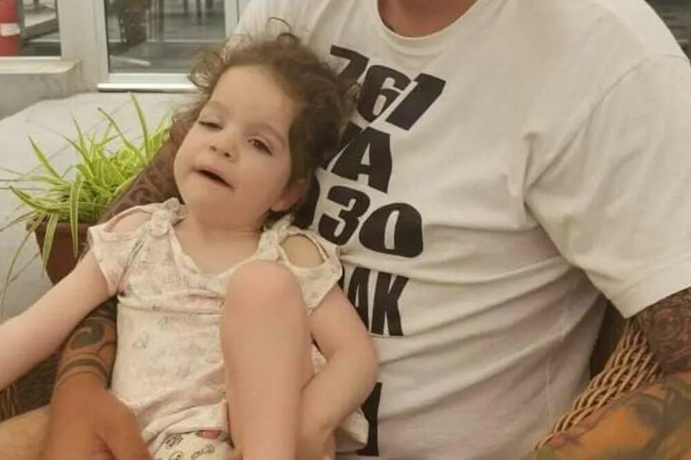 MALA JANJA NE SEDI I NE HODA, ALI IMA JAKU ŽELJU: Za vikend IGRAJMO ZA NJENE PRVE KORAKE! (FOTO)