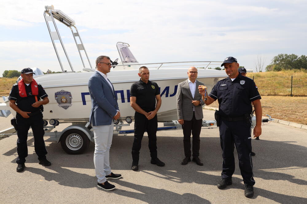 "GRADOVI TREBA DA SE PRIBLIŽAVAJU REKAMA": Novi moderan čamac dodeljen NOVOM SADU (FOTO)