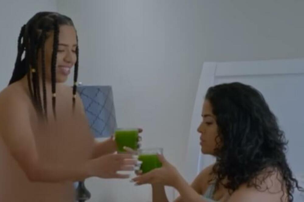 ISPLIVAO SNIMAK MAJKE I ĆERKE, POTPUNO SU GOLE: Javnost ostala ŠOKIRANA kada je videla ŠTA RADE U KREVETU (VIDEO)