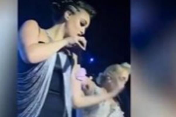 SKANDAL NA NASTUPU: Devojka gurnula BRENU NA BINI, pevačica joj ODMAH UZVRATILA, sve SNIMLJENO!