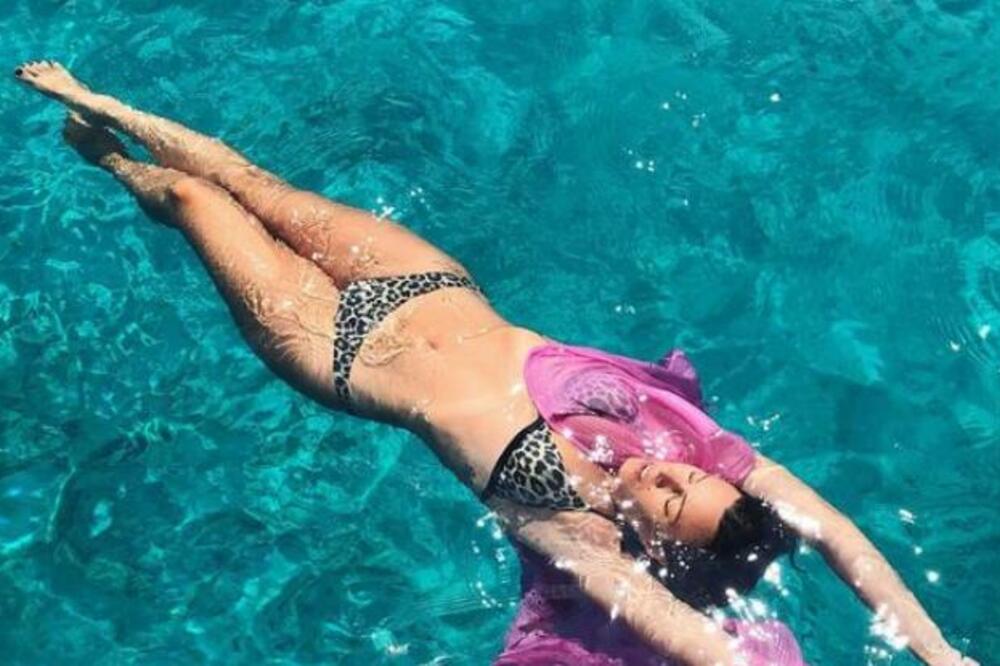 ODJEKNULA VRELA FOTKA POZNATE PEVAČICE (37): Grudi ISPALE, sve ce OCRTAVA, ovakvu je NISTE VIDELI (FOTO)