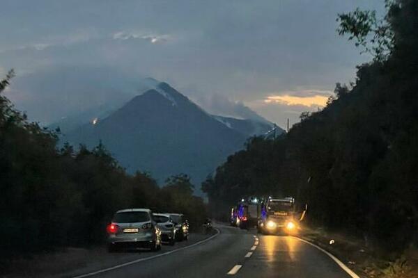 VATRA NA PERASTU NE JENJAVA, POŽAR SE PONOVO PROŠIRIO: Espreso došao u posed MATERIJALA SA LICA! (FOTO/VIDEO)