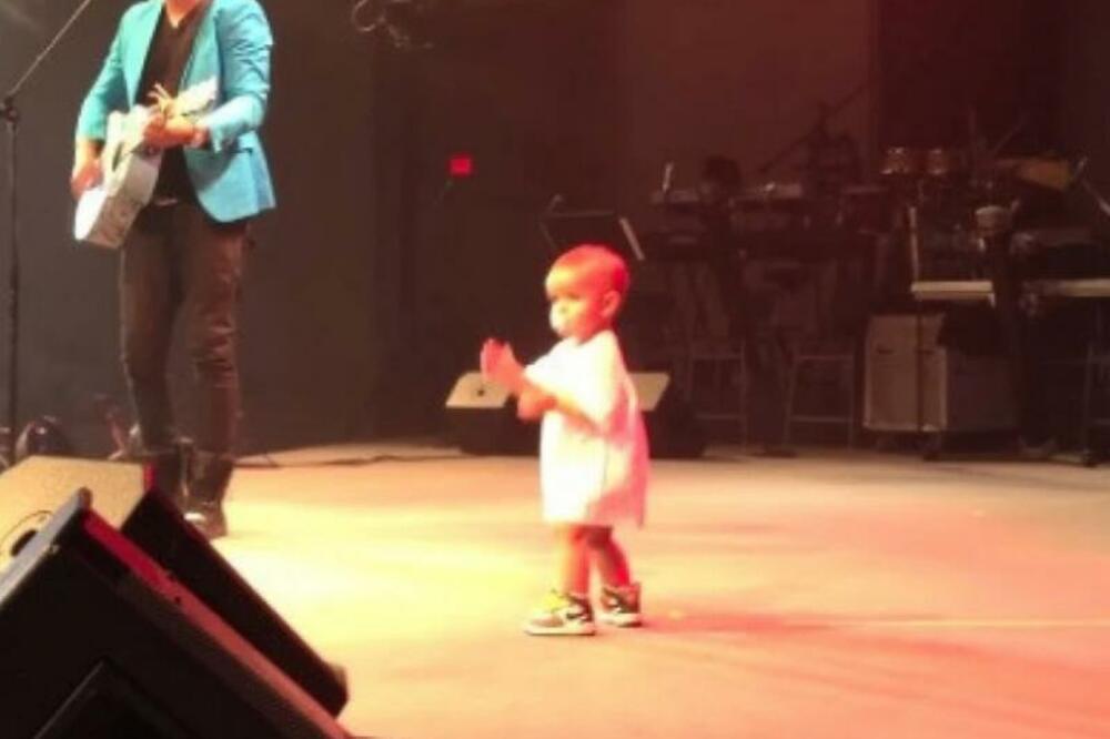 ŠOKANTAN SNIMAK! Dete se otrglo od MAJKE i uradilo nešto NEVIĐENO, SVI SKOČILI NA NOGE (VIDEO)