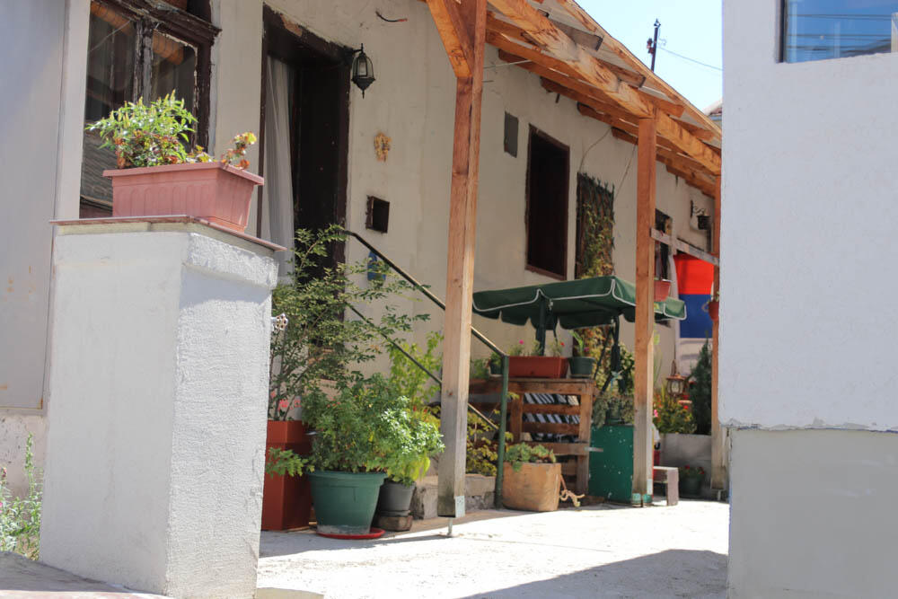 Srećni Ljudi, Kuća