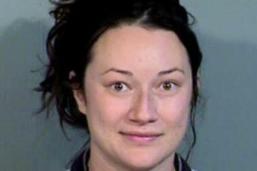 SLALA MU PO 500 PORUKA DNEVNO! Kada nije ODGOVORIO, uradila je OVO, a njena REAKCIJA bila je ŠOKANTNA! (VIDEO)