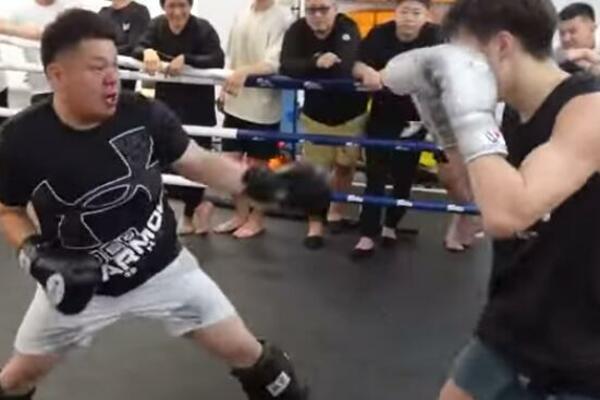 ULIČNI BORCI PREKINULI TRENING KIKBOSKERA: Hteli da se bore sa njim, on pristao i sve ih premlatio! (VIDEO)