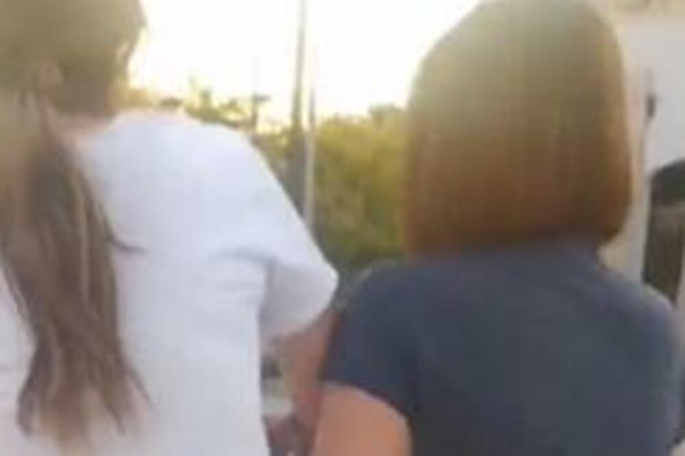 SRPKINJE PRITRČALE U POMOĆ SLEPOJ ŽENI, A ONA IH OBRLATILA! Snimljen TRENUTAK UŽASA (VIDEO)