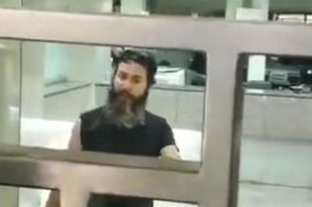 PANIKA U BEJRUTU! Naoružani MUŠKARAC drži TAOCE u banci (VIDEO)