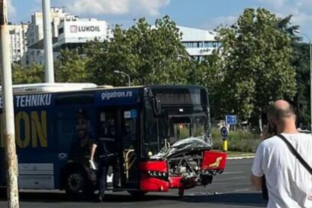 SUDAR AUTOBUSA I AUTOMOBILA NAPRAVIO KOLAPS: Potpuno BLOKIRAN kružni tok na Novom Beogradu! (VIDEO)