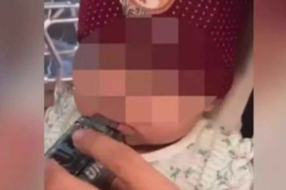 BIZARAN SNIMAK MLADIĆA SA BEBOM ODJEKUJE MREŽAMA: Čim joj je STAVIO ovo u USTA, došla je POLICIJA, HOROR (VIDEO)
