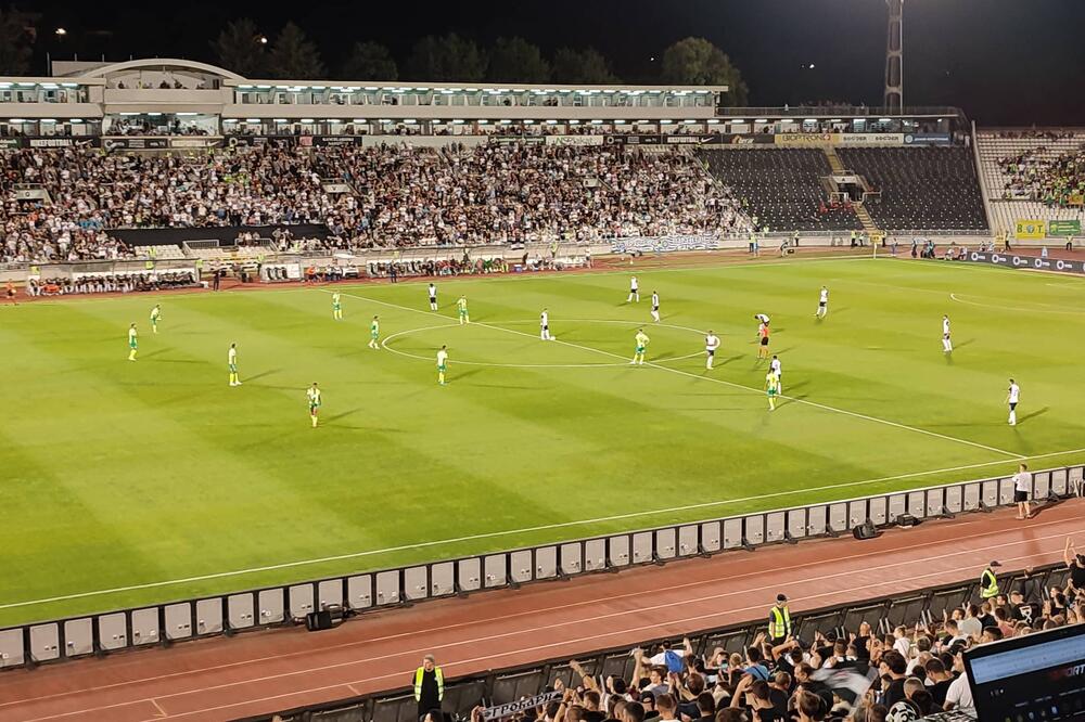 "UPRAVA NAPOLJE": Grobari GRME, a meč još nije počeo - haos na stadionu Partizana! (VIDEO)