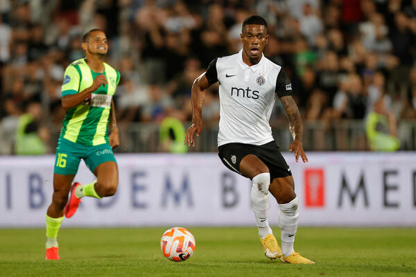 STOLICI "VISI" KLUPA! Rikardo ga čuva, ali AUTOGOL i nestvaran udarac sve pokvarili - 3 gola za 6 minuta! (VIDEO)