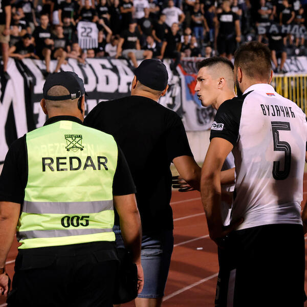 "GROBARI" TERALI FUDBALERE PARTIZANA DA PEVAJU PROTIV UPRAVE! Onda je usledilo skidanje dresova... (VIDEO)