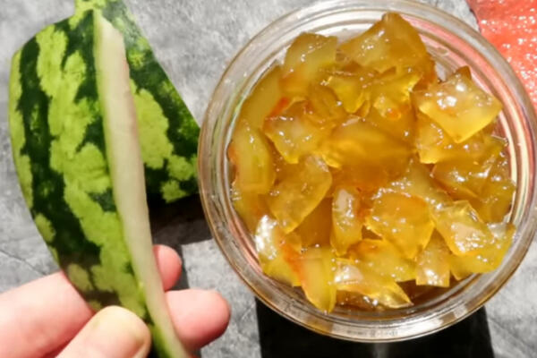 DOMAĆE SLATKO OD LUBENICE JE LUDILO: Posle ovog RECEPTA više nećete BACATI KORU! (VIDEO)