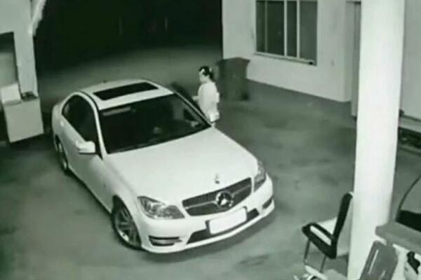 OVOME SE NIJE NADALA! Ženi pobegao "MERCEDES“ i završio na OVOM mestu- HIT! (VIDEO)