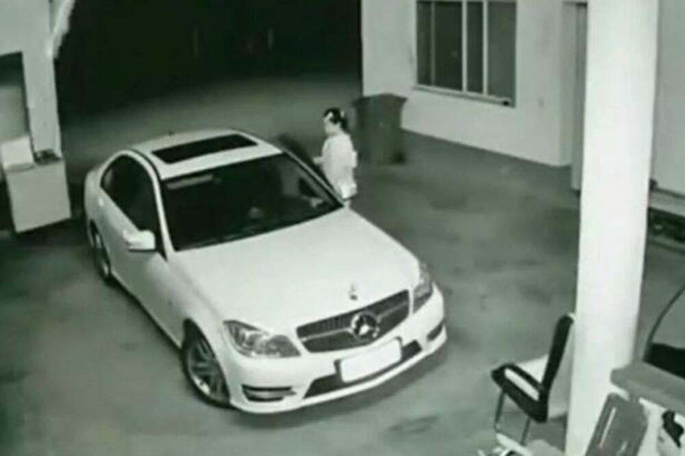 OVOME SE NIJE NADALA! Ženi pobegao "MERCEDES“ i završio na OVOM mestu- HIT! (VIDEO)