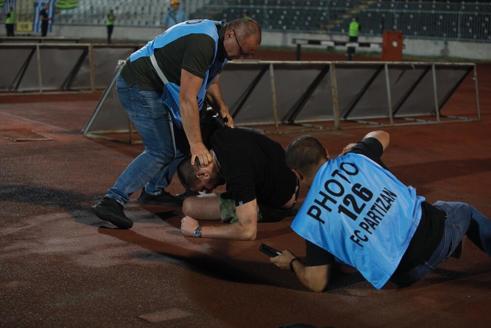 Fottoreporteri, Partizan - AEK Larnaka, Navijač Partizana