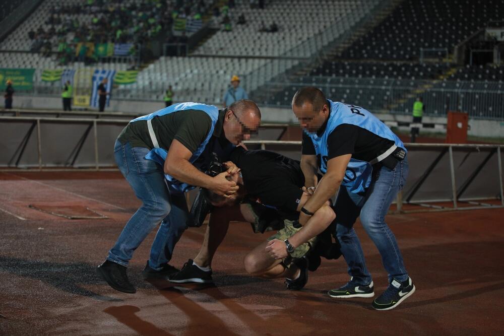 Fottoreporteri, Partizan - AEK Larnaka, Navijač Partizana