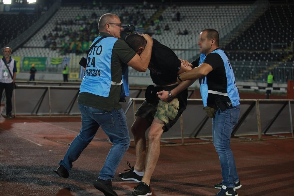 SINOĆNA UTAKMICA PARTIZANA BOGATA JE INCIDENTIMA! Jedan je prošao nezapaženo, tuča fotoreportera i navijača (FOTO)