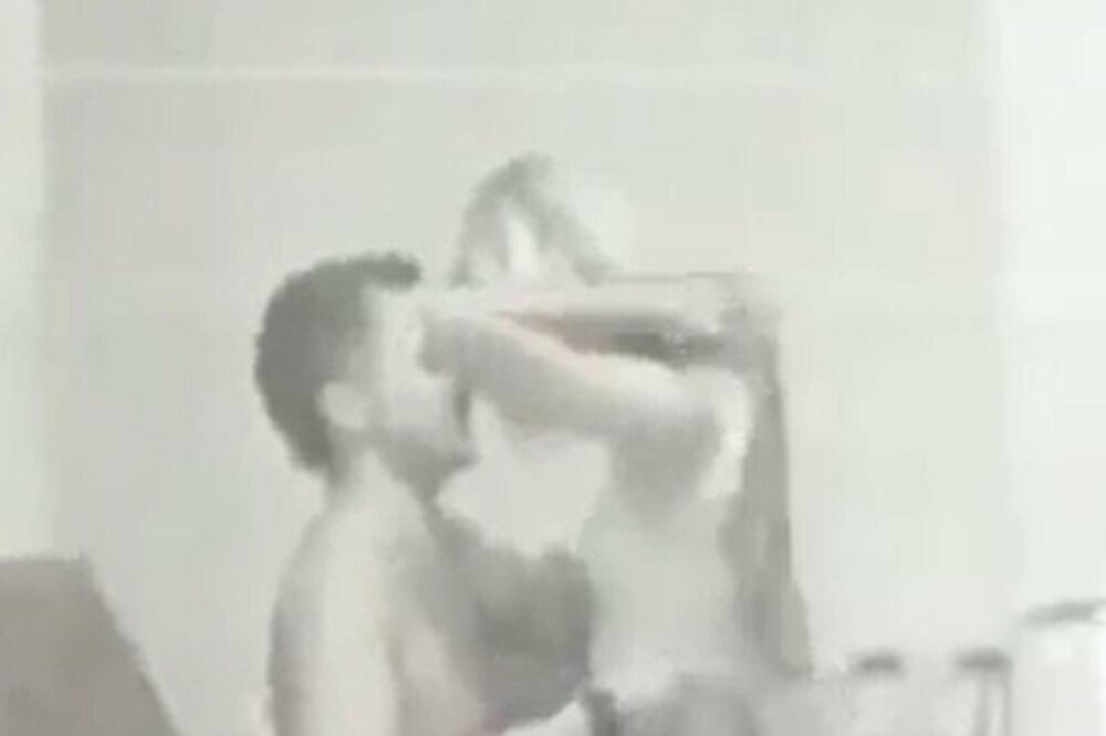 ŽENA USNIMLJENA U ŽESTOKOJ AKCIJI SA ŠVALEROM! Upražnjavali ga na kameri, MUŽ GLEDAO (VIDEO)