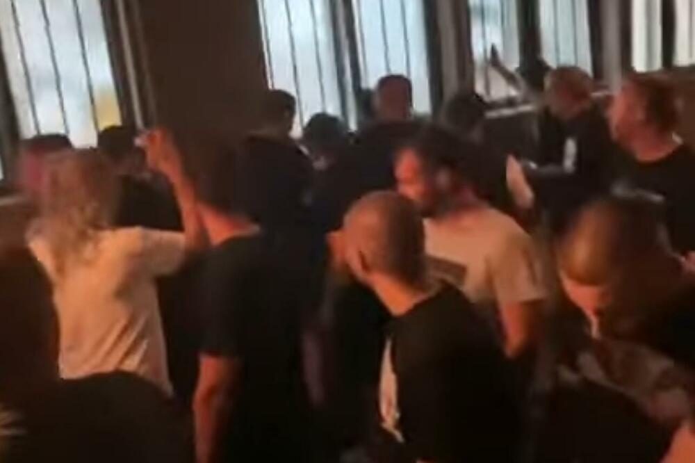 NEVIĐENI HAOS! Morate pogledati do kraja, navijači Partizana brutalno uznemiravali fudbalere u svlačionici (VIDEO)