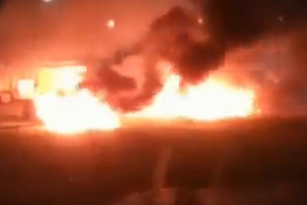 NAVIJAČI ISPRED STADIONA ZAPALILI 5 AUTOMOBILA, ŠOK je usledio kada se saznalo čiji su! (VIDEO)