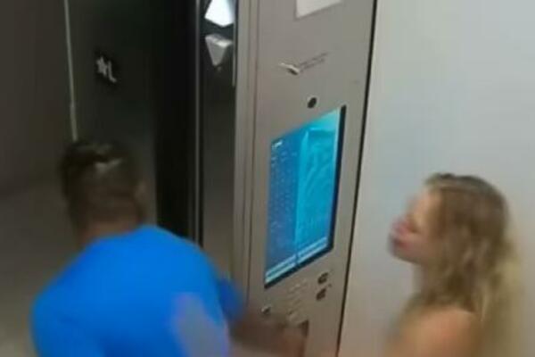 ZVEZDA SAJTOVA ZA ODRASLE UHVAĆENA U HOROR NAPADU NA DEČKA! Udarala ga i ČUPALA za KOSU (UZNEMIRUJUĆI VIDEO)