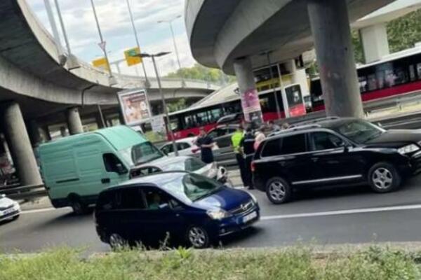 UDES KOD AUTOKOMANDE: Otišao mu prednji deo automobila, STVARA SE GUŽVA!